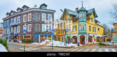 BAD ISCHL, Österreich - 20. FEBRUAR 2019: Die alten Herrenhäuser in den Kreuzplatz Square sind feine Beispiele der traditionellen Architektur, am 20. Februar in schlecht ist Stockfoto