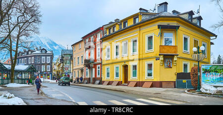 BAD ISCHL, Österreich - Februar 20, 2019: Die Gotzstrasse, in der Altstadt und gesäumt von malerischen Bauten, touristische Geschäfte und Restaurants, auf Stockfoto