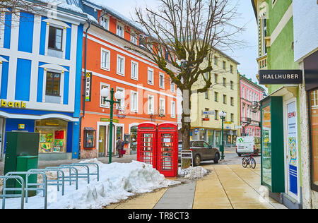 BAD ISCHL, Österreich - 20. FEBRUAR 2019: Die bunten Bauwerke der Kreuzplatz - beliebtes Touristenziel in der Altstadt genießen, am 20. Februar in Bad Isc Stockfoto