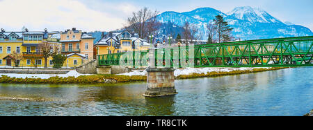 Panorama von Bad Ischl Promenade mit Blick auf die Traun, schöne Metall Brücke, alte Villen und Berg Katrin, Salzkammergut, Österreich Stockfoto