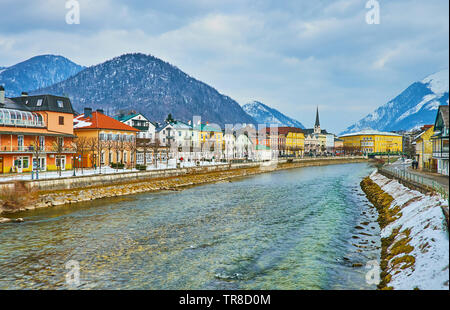 BAD ISCHL, Österreich - 20. FEBRUAR 2019: entlang der Ufer der Traun River mit Blick auf Franz Stelzhamer Damm gehen, historischen Gehäuse und die schneebedeckten Alpen Stockfoto