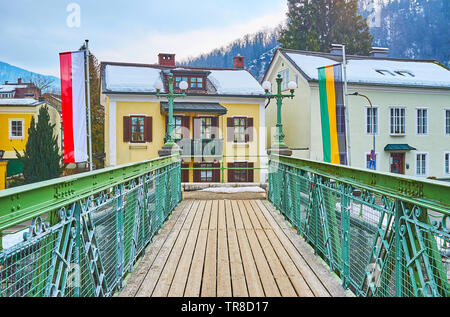 Die Fahnen von Österreich und Bad Ischl Die Taubersteg Brücke, in der Altstadt schmücken. Stockfoto