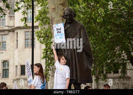 Senden nationale Krise hielt eine Kundgebung vor dem Parlament Sq, nachdem er in einer Petition zu 10 Downing am Donnerstag, den 30. Mai 2019. Stockfoto