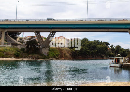 Die A24 Straße Brücke, die den Nea Poteidea Kanal in Chalkidiki, Griechenland. Stockfoto