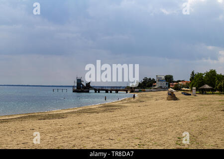 Der Strand und die kleinen Steg am kleinen Meer Touristen Resort von Gerakini. Chalkidiki, Griechenland.