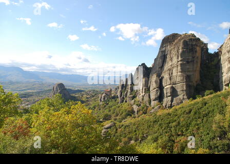 Meteora - Felsformation in Zentral Griechenland mit sechs Klöster auf der Oberseite gebaut Stockfoto