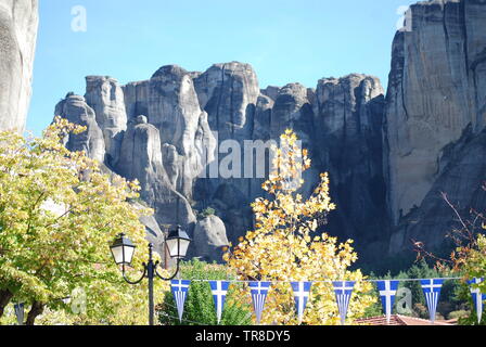 Meteora - Felsformation in Zentral Griechenland mit sechs Klöster auf der Oberseite gebaut Stockfoto