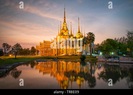 Schöne Tempel Thailand dramatische bunte Himmel Sonnenuntergang Dämmerung Schatten auf Wasser Reflexion - Wahrzeichen der Provinz Nakhon Ratchasima Tempel Wat keine Ku Stockfoto