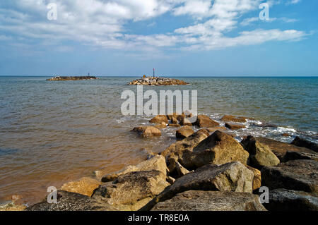 UK, Devon, Sidmouth, Rock Island Sea Abwehr Stockfoto