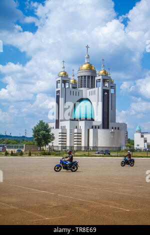 Kiew, Ukraine - 26. Mai 2019: Motorräder sind auf dem Platz vor der modernen 5-kuppelkirche geparkt. Stockfoto