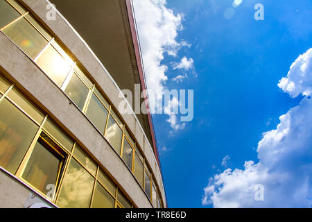 Perspektive und Unterseite Winkel zur strukturierten Hintergrund der modernen Glasgebäude über blauen Himmel. Stockfoto