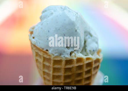 Eine Eiscreme Kegel vor einem Regenbogen bürgersteig an einem heißen Tag in Seattle, WA. Stockfoto