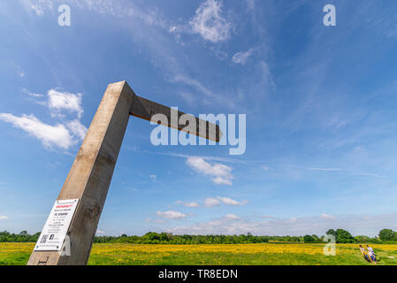 Cherry Orchard Jubiläum Country Park, Rochford Country Park, Southend, Essex, Großbritannien. Wildlife Park in Roach Tal. Wegweiser Pooh Sticks Brücke, den See Stockfoto