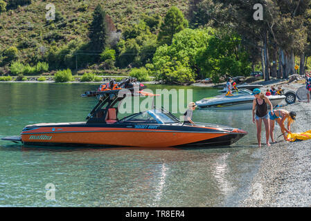 QUEENSTOWN, Neuseeland - Oktober 10, 2018: Die Menschen in einem Boot auf den See Wakatipu Stockfoto