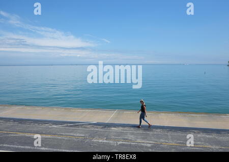 Jogger läuft entlang der Ufer des Lake Michigan in Chicago, Illinois. Stockfoto