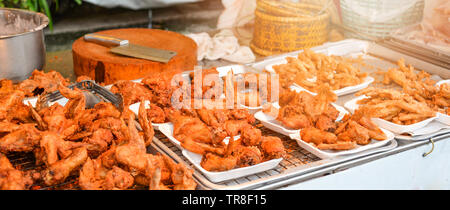 Gebraten knusprige Chicken Wing zum Verkauf auf der Straße Essen in Thailand Stockfoto