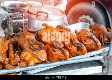 Huhn und Ente geschmort Geschmorte/asiatischen Stil gedünstetes Huhn zum Verkauf auf der Straße Essen in Thailand Stockfoto