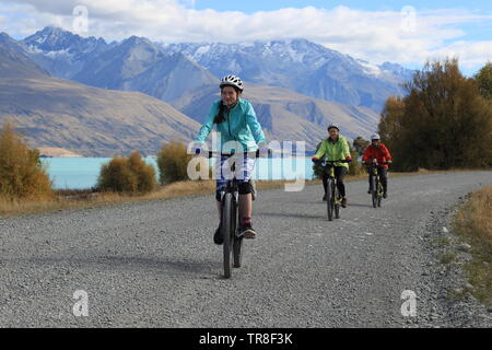 Radfahrer von Lake Pukaki auf Alpen 2 Ocean Cycle Trail, Neuseeland Stockfoto