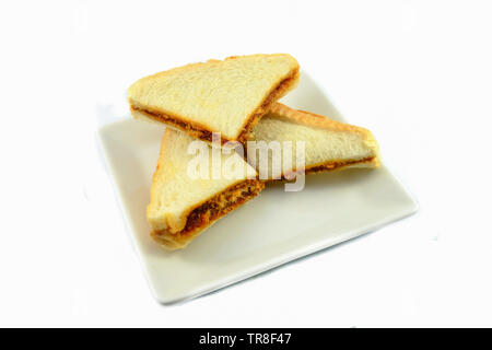 Sandwich hausgemachte mit geschredderten Schweinefleisch in Brot für das Frühstück auf weißem Hintergrund Stockfoto