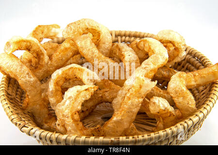 Gebratene knuspriges Schweinefleisch Kratzen auf Warenkorb/Schwein snack Knistern asiatische Lebensmittel Stockfoto