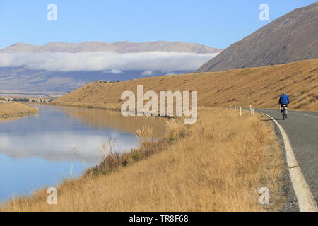 Radfahren durch Pukaki Kanal auf Alpen 2 Ocean Trail, Neuseeland Stockfoto