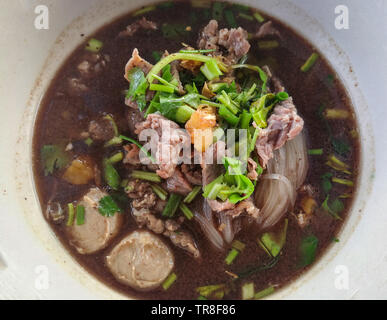 Reis Nudelsuppe Fleisch mit Fleisch und Gemüse auf Schüssel Stockfoto