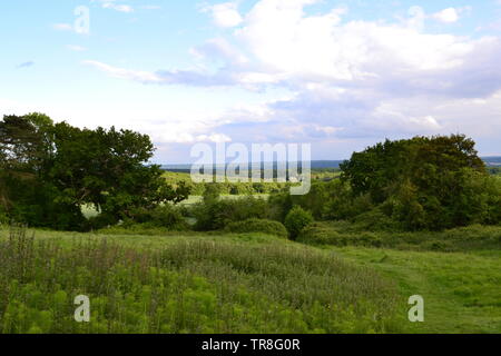 Landschaft in der Nähe von Kent Ightham Mote, Tonbridge und Shipbourne Ende Mai auf einer teilweise sonnigen Tag. Wald und Ackerland sichtbar Stockfoto