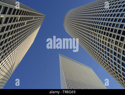 Skyscraper tops gegen den blauen Himmel. Ansicht von unten Stockfoto