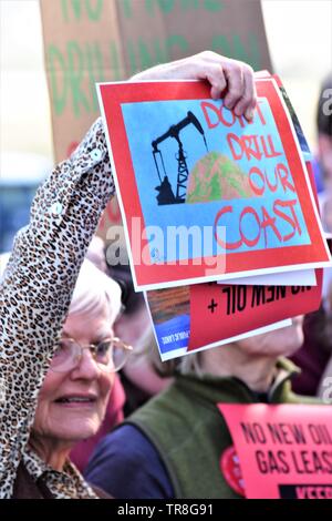 Rallye Demonstranten gegen Bohren fracking durch die großen Ölgesellschaften in zentralen Kalifornien USA Nordamerika, der tötet Wildlife und verschmutzt Dünen und Strände Stockfoto