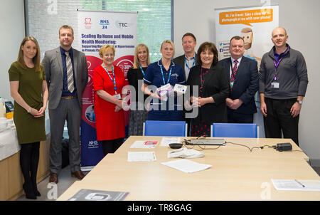 East Kilbride, UK. 30. Mai 2019. EMBARGO BIS ZUM 31. Mai um 00:01 Bild: (links-rechts) Marie McKeown, Richard Forsyth, Morag Herzhaftes, Kerry Fletcher, Laura MacKinnon, Paul Deehan, Jeane Freeman, Craig Cunningham und Paul Roe. Neue Technologie, die es erlaubt, dass Patienten ihren Blutdruck zu Hause zu überwachen wird über Schottland gerollt werden. Die scale-up BP Initiative verringert die Notwendigkeit für GP Konsultationen, und kann helfen, genauere Messwerte zu liefern. Colin Fisher/Alamy leben Nachrichten Stockfoto