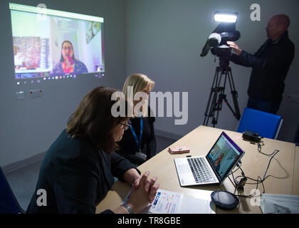 East Kilbride, UK. 30. Mai 2019. EMBARGO BIS ZUM 31. Mai um 00:01 Bild: (links-rechts) Jeane Freeman; Kerry Fletcher. Neue Technologie, die es erlaubt, dass Patienten ihren Blutdruck zu Hause zu überwachen wird über Schottland gerollt werden. Die scale-up BP Initiative verringert die Notwendigkeit für GP Konsultationen, und kann helfen, genauere Messwerte zu liefern. Die Patienten werden gezeigt, wie sie ihre eigenen Blutdruck und Text die Ergebnisse eine App namens Florenz, oder Flo zu messen. Colin Fisher/Alamy leben Nachrichten Stockfoto