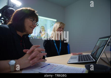 East Kilbride, UK. 30. Mai 2019. EMBARGO BIS ZUM 31. Mai um 00:01 Bild: (links-rechts) Jeane Freeman; Kerry Fletcher. Neue Technologie, die es erlaubt, dass Patienten ihren Blutdruck zu Hause zu überwachen wird über Schottland gerollt werden. Die scale-up BP Initiative verringert die Notwendigkeit für GP Konsultationen, und kann helfen, genauere Messwerte zu liefern. Die Patienten werden gezeigt, wie sie ihre eigenen Blutdruck und Text die Ergebnisse eine App namens Florenz, oder Flo zu messen. Colin Fisher/Alamy leben Nachrichten Stockfoto