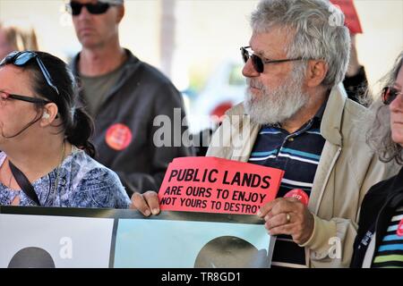 Rallye Demonstranten gegen Bohren fracking durch die großen Ölgesellschaften in zentralen Kalifornien USA Nordamerika, der tötet Wildlife und verschmutzt Dünen und Strände Stockfoto