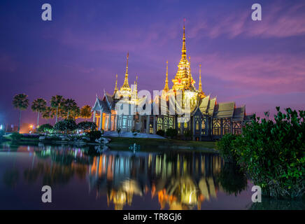 Schöne Tempel Thailand dramatische bunte Himmel Sonnenuntergang Dämmerung Schatten auf Wasser Reflexion mit Licht - Wahrzeichen der Provinz Nakhon Ratchasima Tempel am Stockfoto