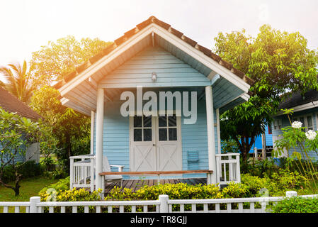 Little Blue House Cottage im Garten im Sommer grüne Pflanze und Baum Hintergrund Stockfoto