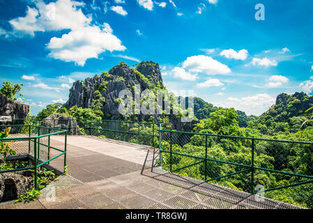 Stone Forest balkon View Point Landschaft Rock Mountain Hill am hellen Tag blauer Himmel/Stein feld wald in Kunming Loei Thailand Stockfoto