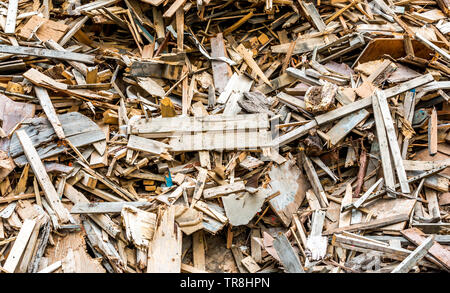 Holzabfälle und alte Paletten gestapelt und recycelt werden. Stockfoto