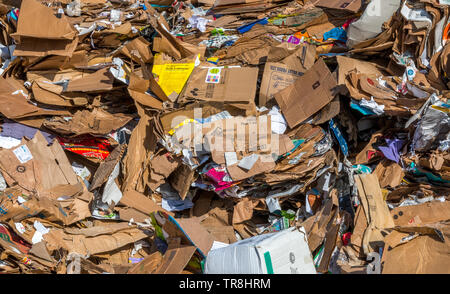 Stapel von Karton und Papier erwarten Sortierung und Versand an eine Recycling center Stockfoto