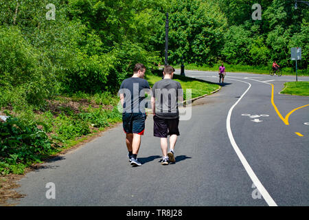 Zwei junge Männer sind zu Fuß in den Park Stockfoto