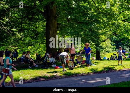 Menschen ruhen und bei einem Picknick im Park am Memorial Day. Stockfoto