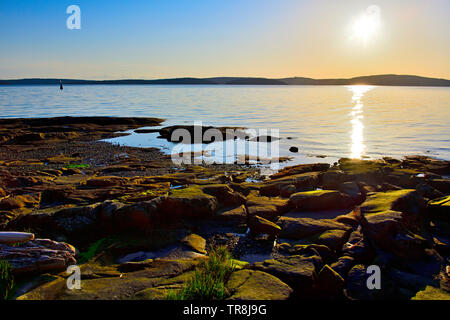 Einen schönen Sonnenaufgang auf einem felsigen Strand auf Vancouver Island in British Columbia Kanada. Stockfoto