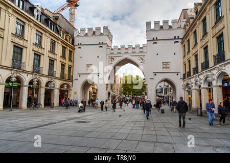 München, Deutschland - 31. Oktober 2018: Karlstor Tor am Karlsplatz oder Stachus Stockfoto