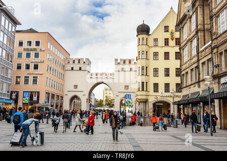 München, Deutschland - 31. Oktober 2018: Karlstor Tor am Karlsplatz oder Stachus Stockfoto