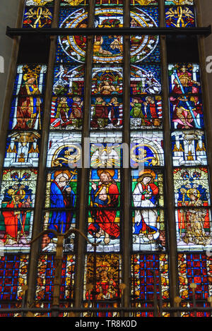 München, Deutschland - 31. Oktober 2018: Kirchenfenster der Frauenkirche oder Kathedrale Unserer Lieben Frau in München Stockfoto