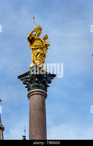 München, Deutschland - 31. Oktober 2018: Mariensaule ist Mariensäule auf dem Marienplatz in München. Deutschland Stockfoto