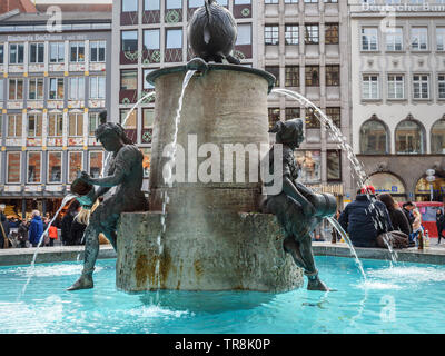 München, Deutschland - 31. Oktober 2018: Brunnen Fischbrunnen auf dem Marienplatz in München Stockfoto