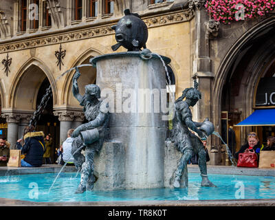 München, Deutschland - 31. Oktober 2018: Brunnen Fischbrunnen auf dem Marienplatz in München Stockfoto