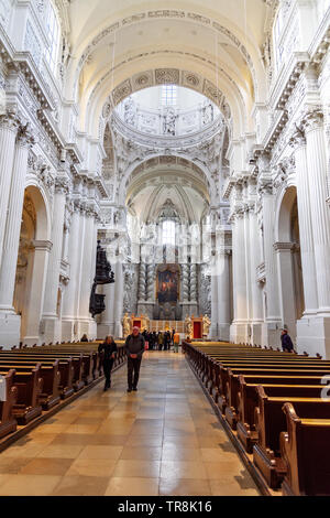 München, Deutschland - 31. Oktober 2018: Einrichtung der Theatinerkirche St. Cajetan oder Theatinerkirche in München Stockfoto