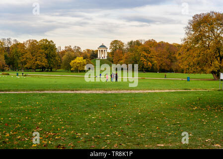 München, Deutschland - 31. Oktober 2018: Monopteros im Englischen Garten im Herbst Stockfoto