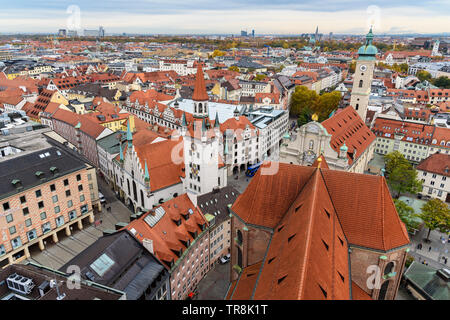 München, Deutschland - 01 November, 2018: Antenne Stadtbild Münchens historische Altstadt mit dem Alten Rathaus und Heiliggeistkirche Stockfoto